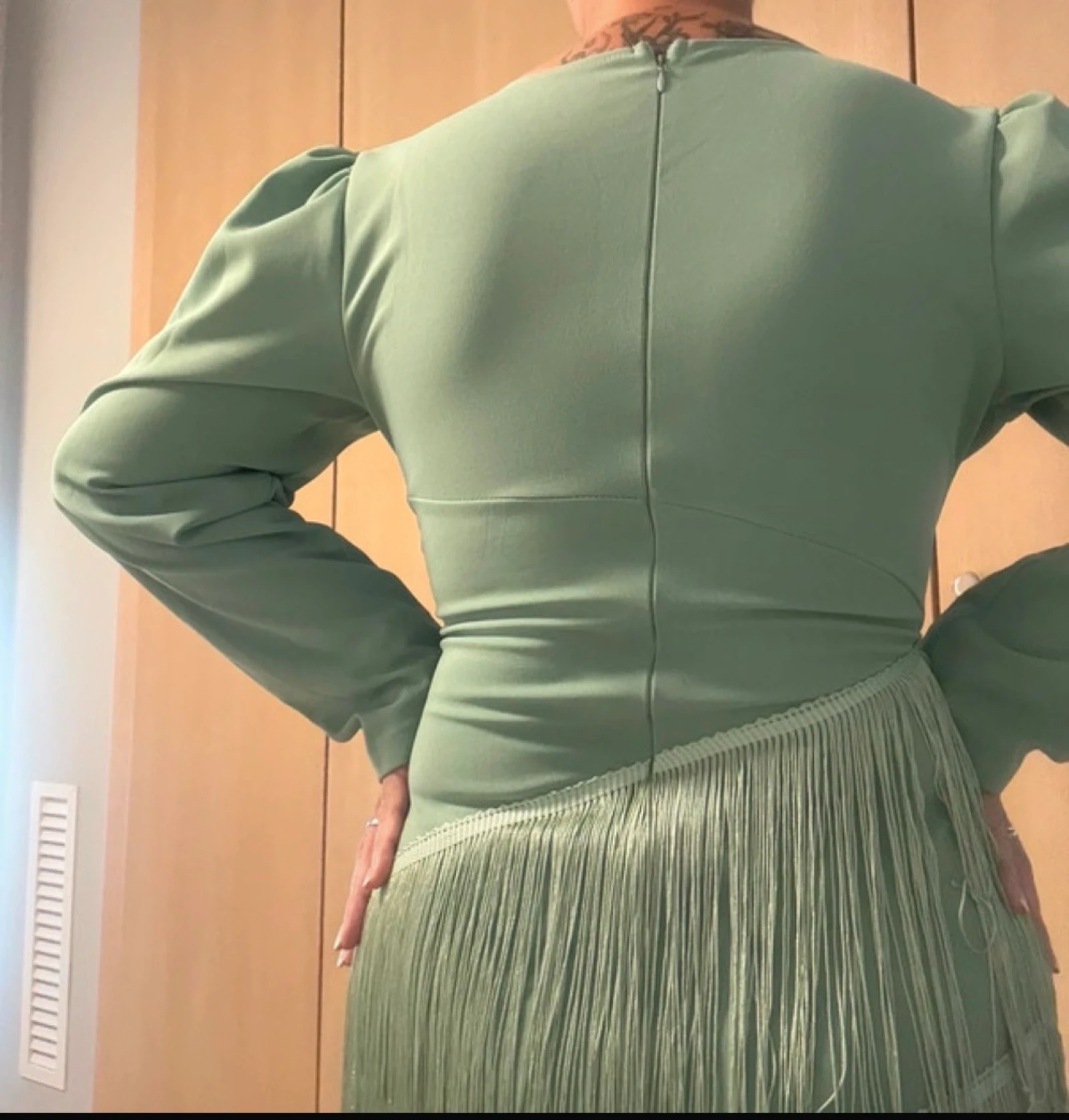 Robe de soirée vert émeraude avec décolleté en V et franges cascadées – photo 4